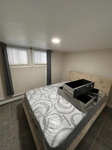 934 Monroe Ave, Elizabeth City, NJ 07208