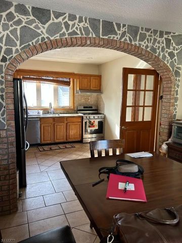 934 Monroe Ave, Elizabeth City, NJ 07208