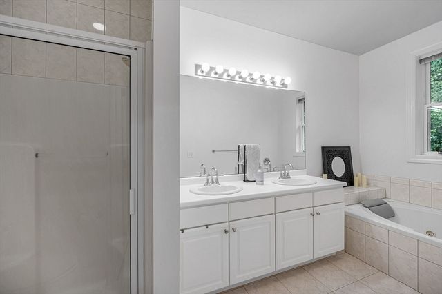 43 Juniper Wood Dr, Haverhill, MA 01832