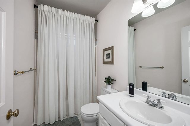 43 Juniper Wood Dr, Haverhill, MA 01832
