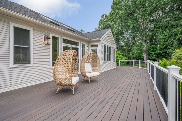 43 Juniper Wood Dr, Haverhill, MA 01832