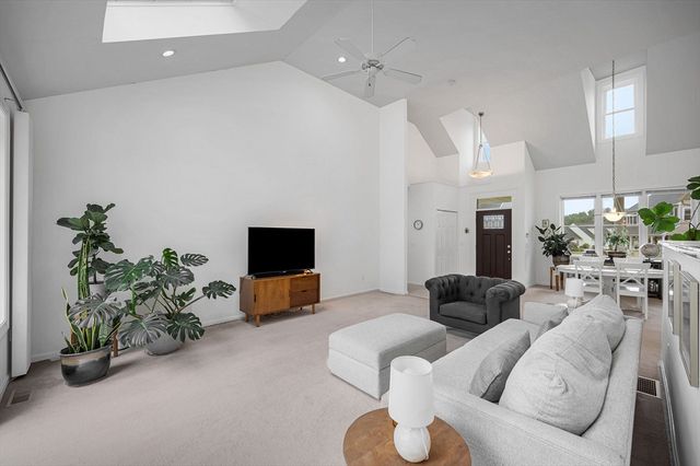 43 Juniper Wood Dr, Haverhill, MA 01832