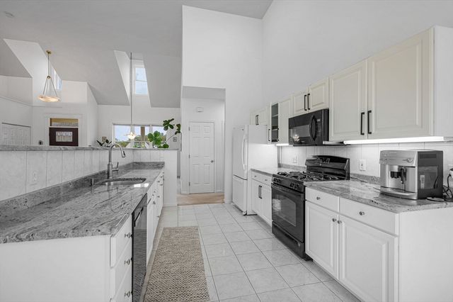 43 Juniper Wood Dr, Haverhill, MA 01832
