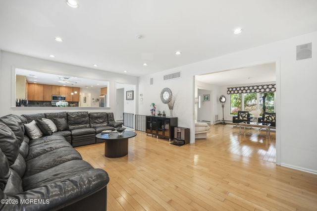 5 Emmons Court, Marlboro, NJ 07746