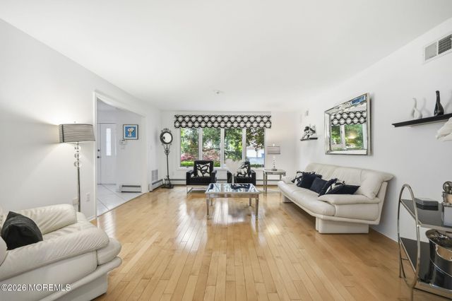 5 Emmons Court, Marlboro, NJ 07746