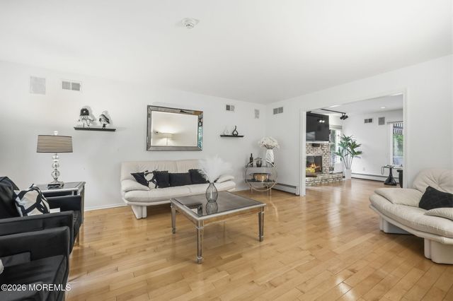 5 Emmons Court, Marlboro, NJ 07746