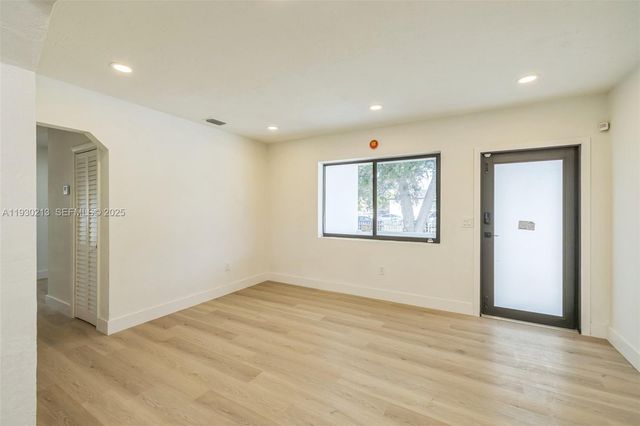 9055 NW 33rd Ave Rd, Miami, FL 33147