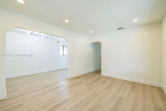 9055 NW 33rd Ave Rd, Miami, FL 33147