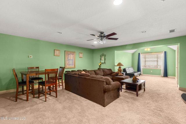 92 Highpointe Drive, Hattiesburg, MS 39402