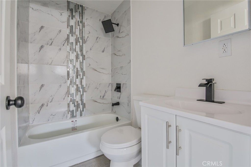 Image 17 of property listing at 430 W 64th Street, Los Angeles, CA 90003