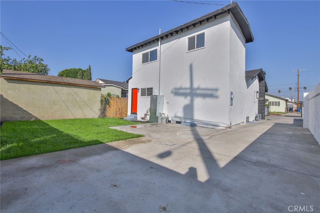 Image 31 of property listing at 430 W 64th Street, Los Angeles, CA 90003