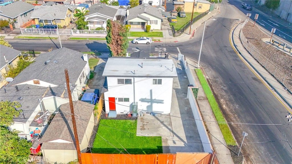 Image 34 of property listing at 430 W 64th Street, Los Angeles, CA 90003