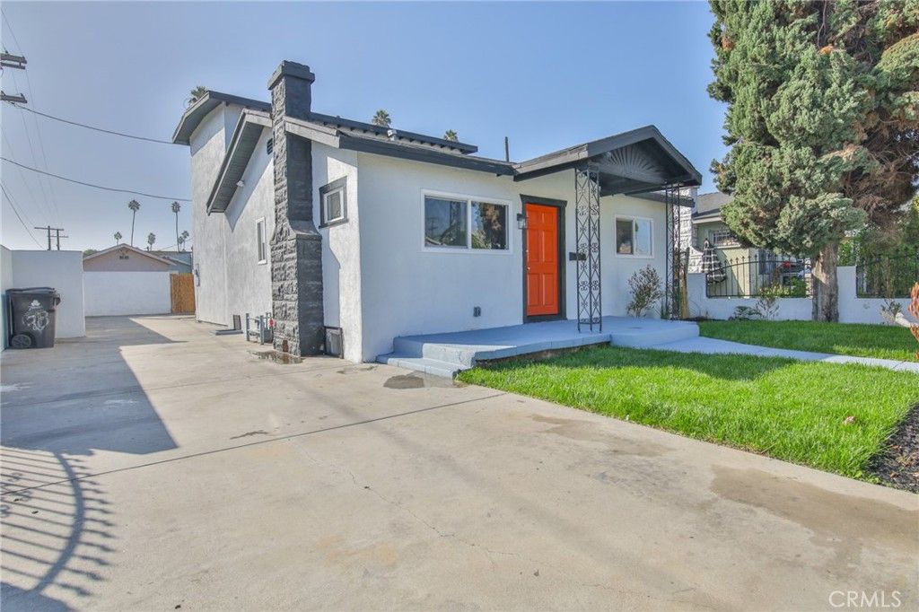 Image 4 of property listing at 430 W 64th Street, Los Angeles, CA 90003