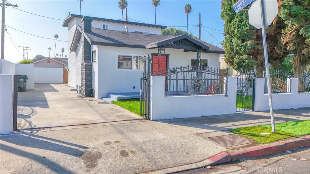 Image 6 of property listing at 430 W 64th Street, Los Angeles, CA 90003