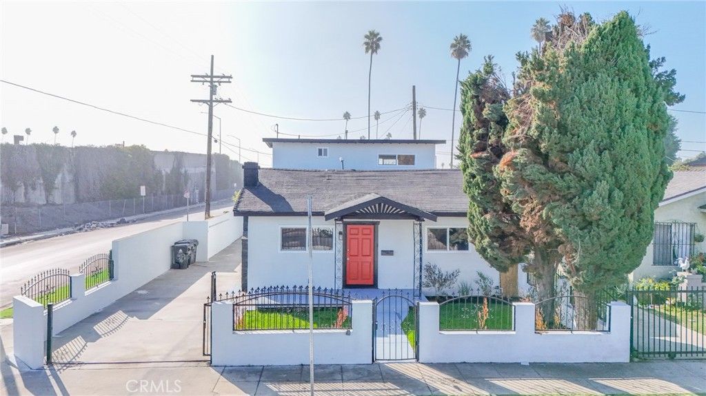 Image 9 of property listing at 430 W 64th Street, Los Angeles, CA 90003