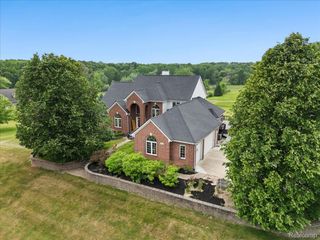 2160 W Buell Rd, Oakland Charter Township, MI 48363