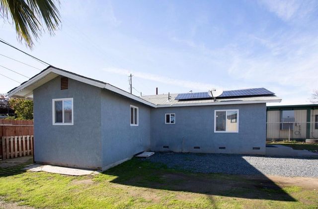 247 S College Avenue, Dinuba, CA 93618