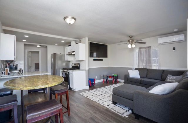 247 S College Avenue, Dinuba, CA 93618