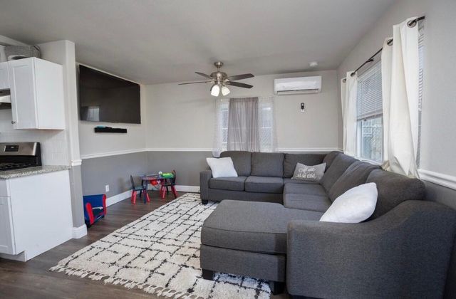247 S College Avenue, Dinuba, CA 93618