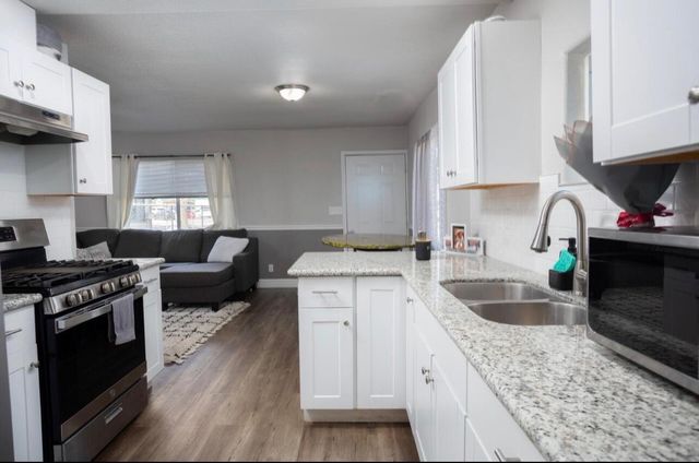 247 S College Avenue, Dinuba, CA 93618