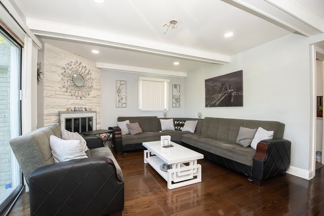 9909 N Huber Lane, Niles, IL 60714