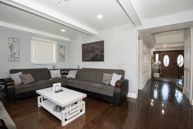 9909 N Huber Lane, Niles, IL 60714