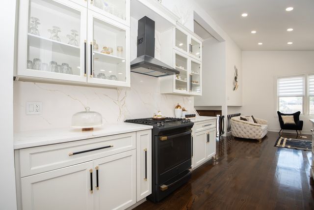 9909 N Huber Lane, Niles, IL 60714