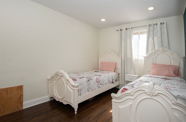 9909 N Huber Lane, Niles, IL 60714