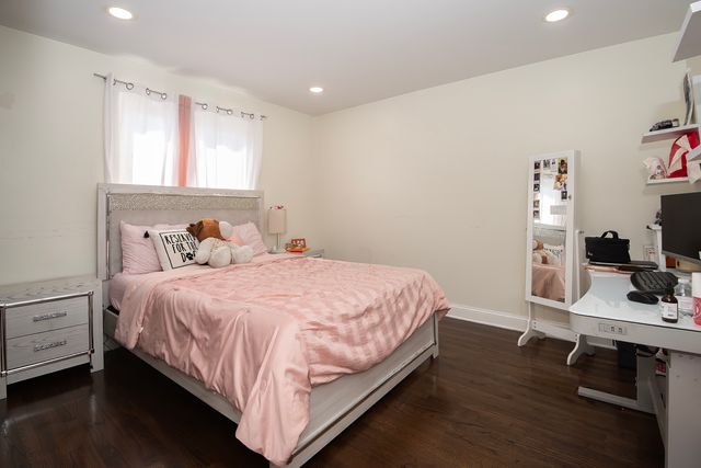 9909 N Huber Lane, Niles, IL 60714