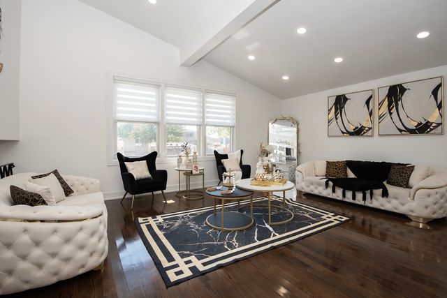 9909 N Huber Lane, Niles, IL 60714