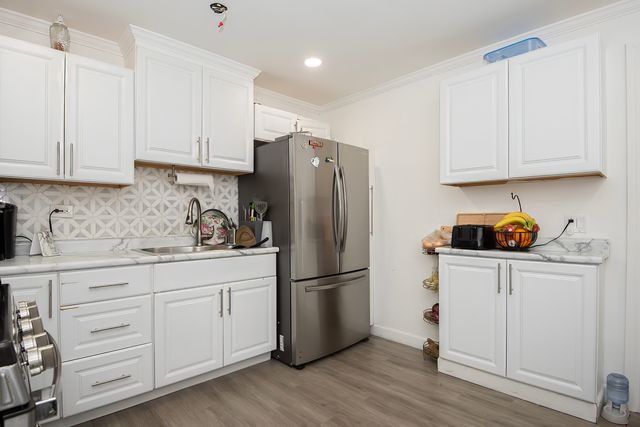 9909 N Huber Lane, Niles, IL 60714