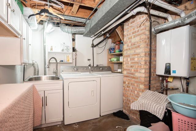 9909 N Huber Lane, Niles, IL 60714