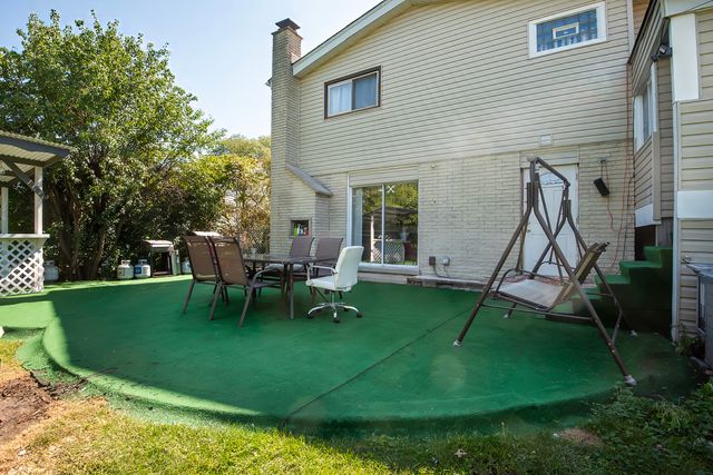 9909 N Huber Lane, Niles, IL 60714