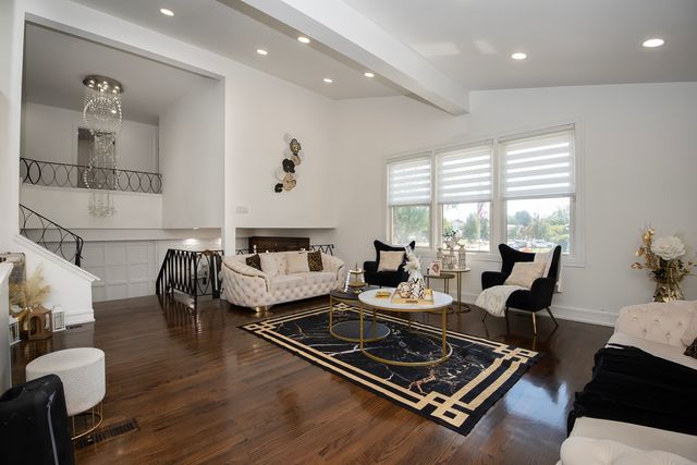 9909 N Huber Lane, Niles, IL 60714