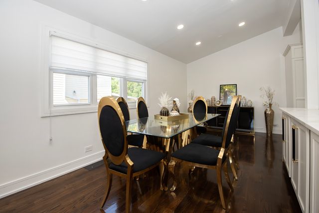 9909 N Huber Lane, Niles, IL 60714