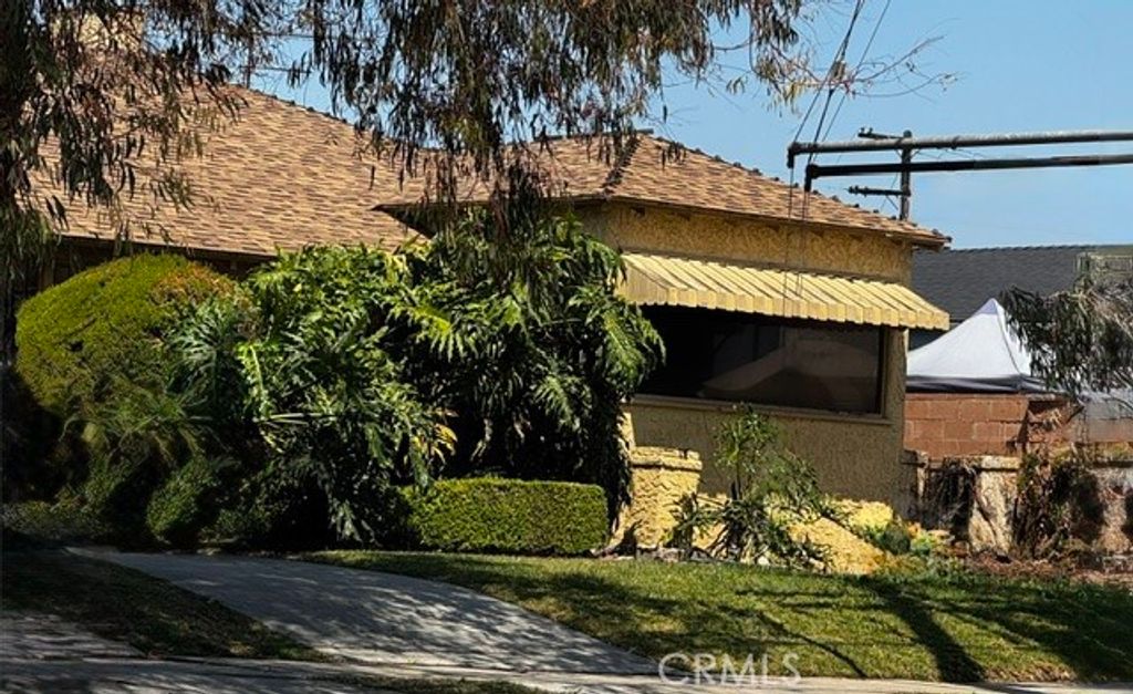 10815 S Hoover, Los Angeles, CA 90044