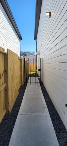 1033 North Ln Lane B, Houston, TX 77088