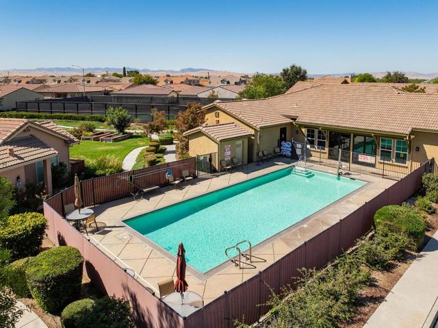 826 Grace Dr, Los Banos, CA 93635