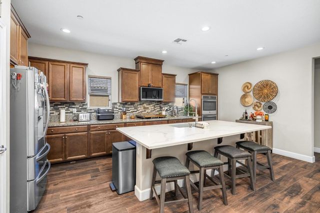 826 Grace Dr, Los Banos, CA 93635