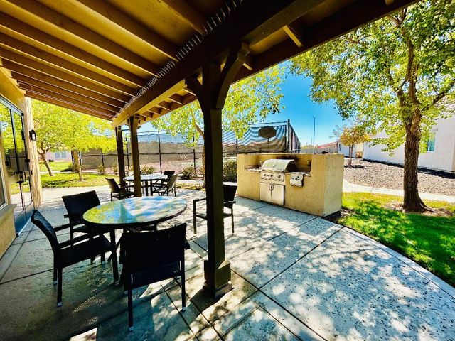 826 Grace Dr, Los Banos, CA 93635