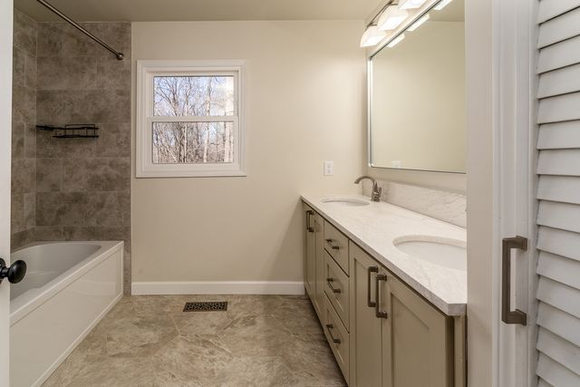 14700 N Allen Lane, Mt Vernon, IL 62864