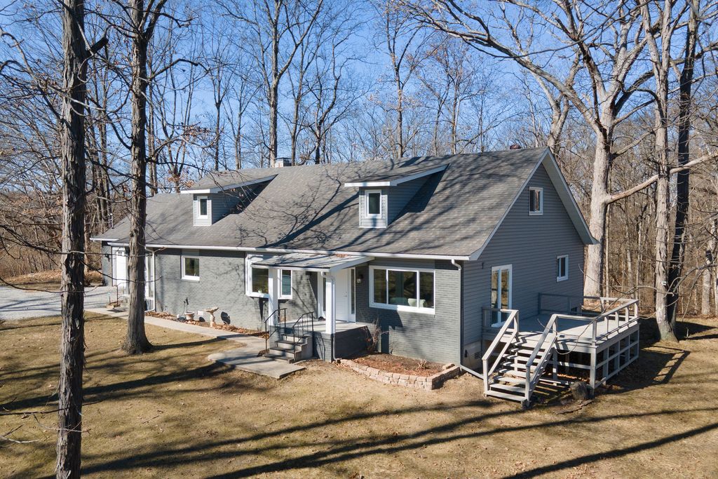 Image 2 of property listing at 14700 N Allen Lane, Mt Vernon, IL 62864