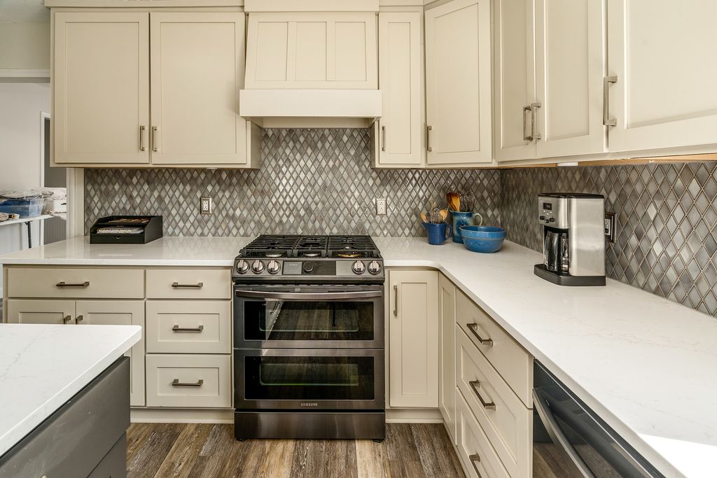 Image 20 of property listing at 14700 N Allen Lane, Mt Vernon, IL 62864