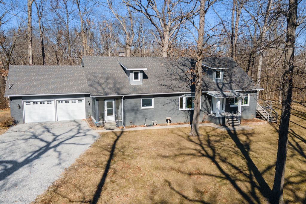 Image 3 of property listing at 14700 N Allen Lane, Mt Vernon, IL 62864