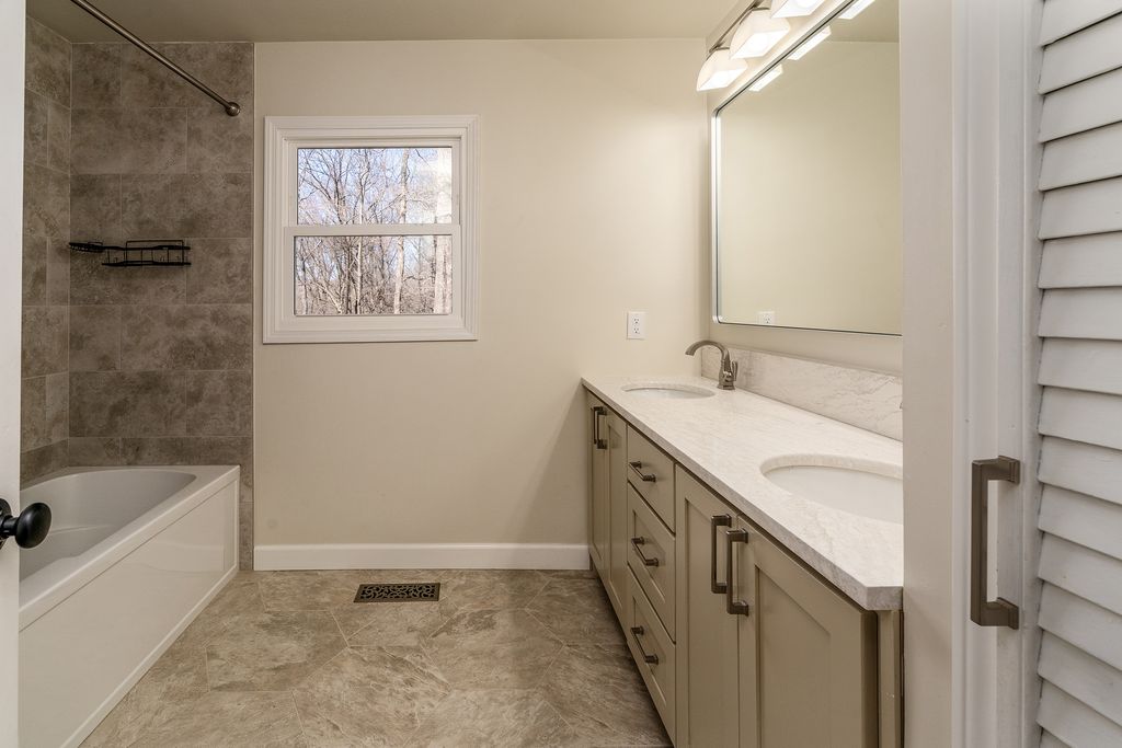 Image 25 of property listing at 14700 N Allen Lane, Mt Vernon, IL 62864