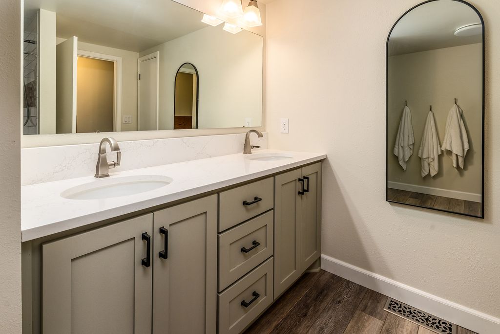 Image 44 of property listing at 14700 N Allen Lane, Mt Vernon, IL 62864