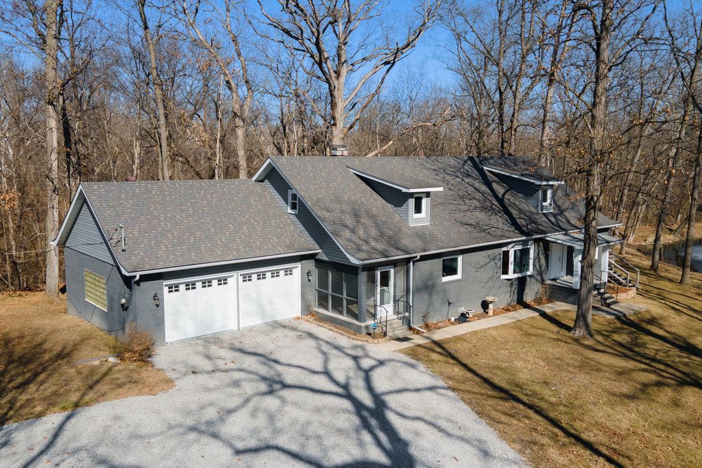 Image 6 of property listing at 14700 N Allen Lane, Mt Vernon, IL 62864