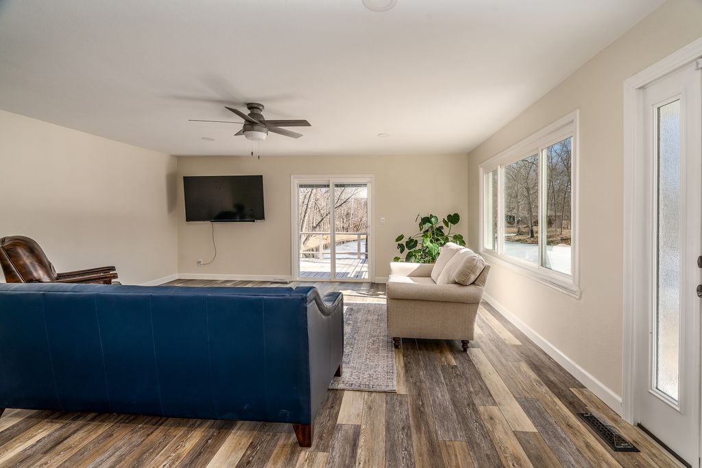 Image 9 of property listing at 14700 N Allen Lane, Mt Vernon, IL 62864