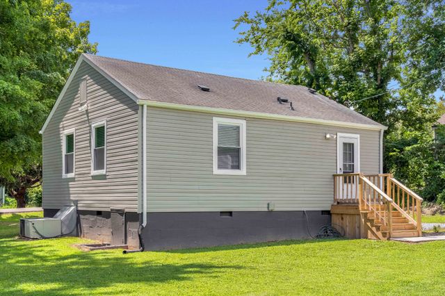 303 Park Ln, Clarksville, TN 37042