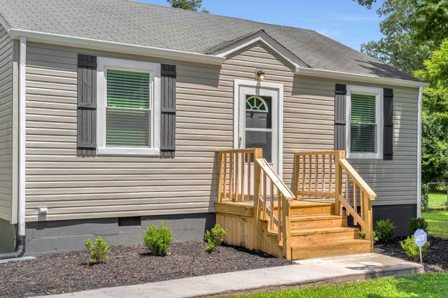 303 Park Ln, Clarksville, TN 37042